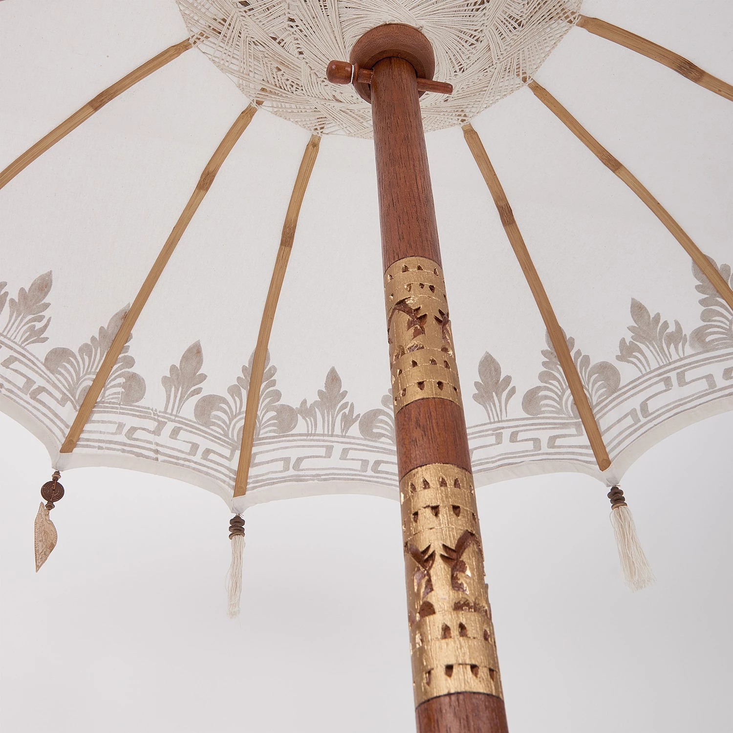 Butlers Parasol ORIENTAL LOUNGE III - Coton / Bois fruitier - Crème 4 Butlers Parasol ORIENTAL LOUNGE III - Coton / Bois fruitier - Crème – Image 4